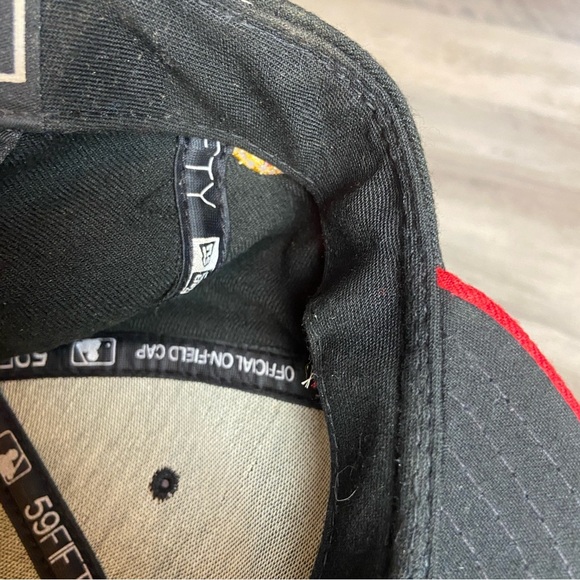 New Era Black and Red Cap with Yellow Pittsburgh Pirates 7 3/8 Size MLB‎ Hat - Picture 11 of 12